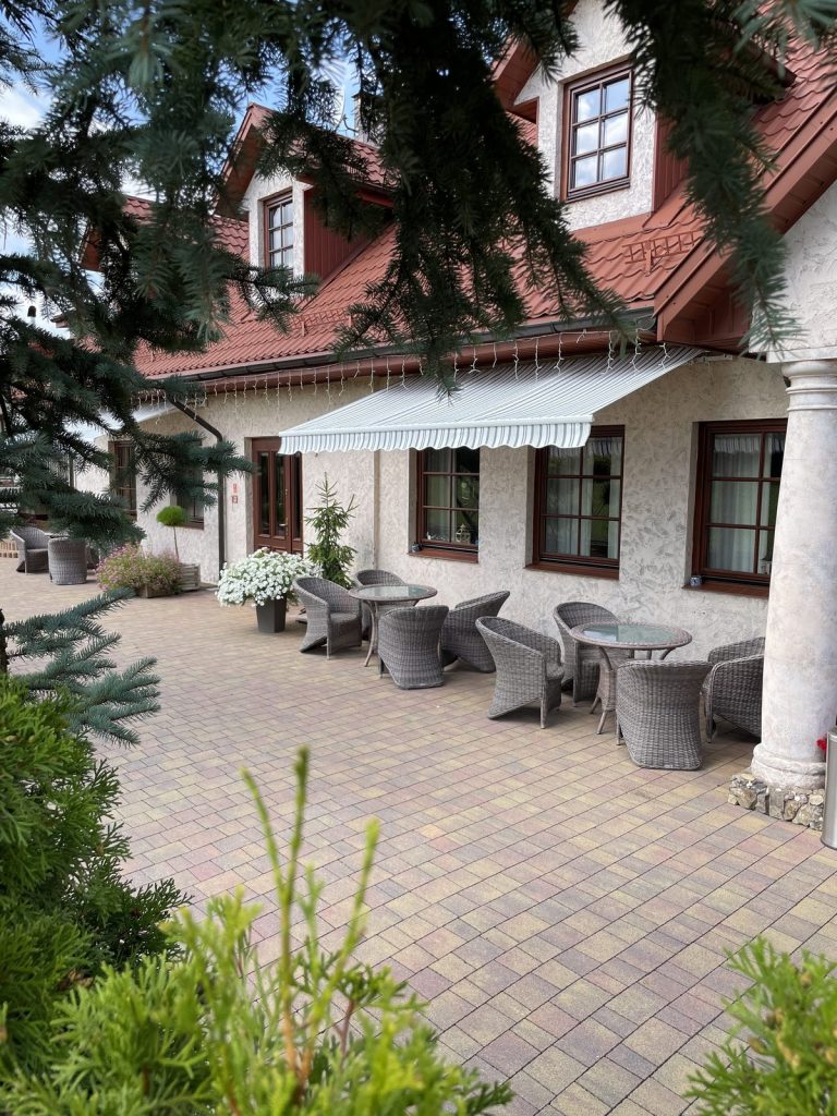 Mały Dworek – budynek restauracji i sali bankietowej w Szczęsnej koło Grójca (3)