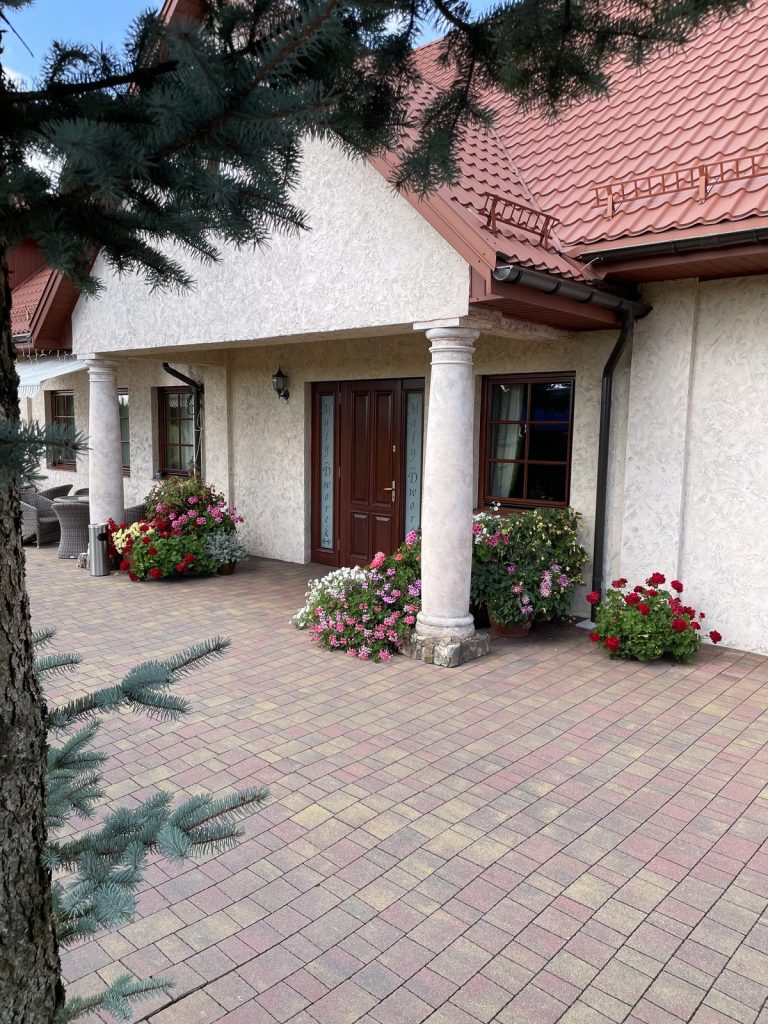 Mały Dworek – budynek restauracji i sali bankietowej w Szczęsnej koło Grójca (4)