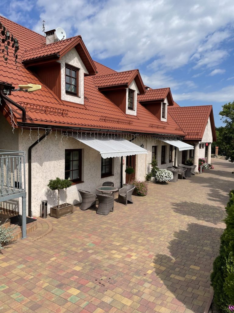 Mały Dworek – budynek restauracji i sali bankietowej w Szczęsnej koło Grójca (5)