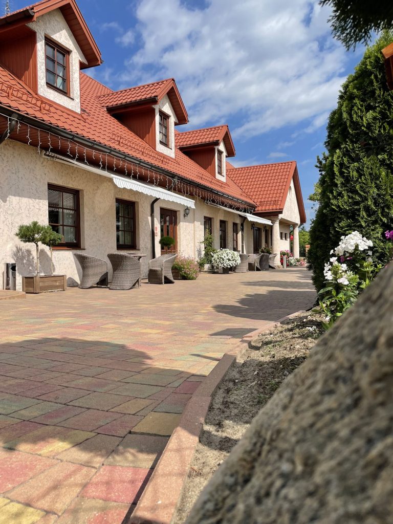 Mały Dworek – budynek restauracji i sali bankietowej w Szczęsnej koło Grójca (6)