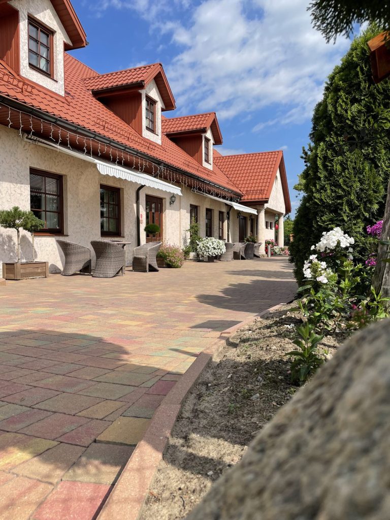 Mały Dworek – budynek restauracji i sali bankietowej w Szczęsnej koło Grójca (7)