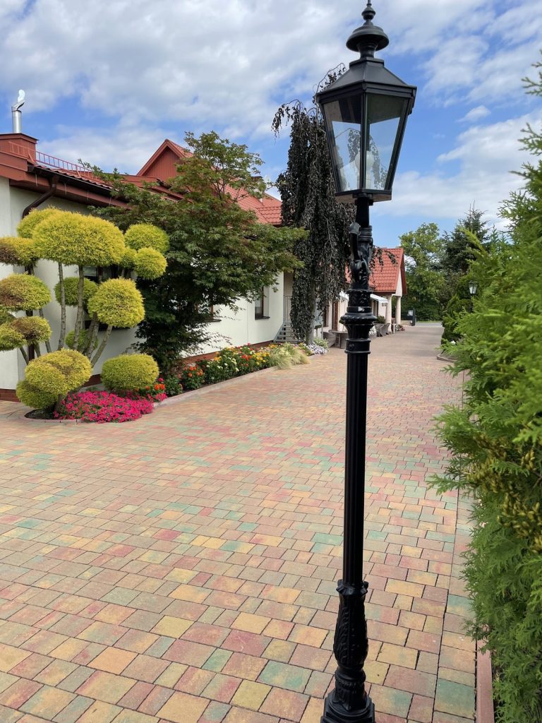 Ogród i otoczenie restauracji Mały Dworek w Szczęsnej koło Grójca (9)