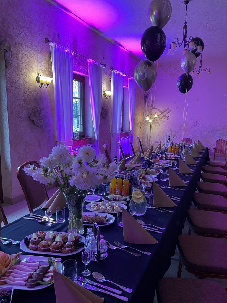 Sala bankietowa Mały Dworek przygotowana na przyjęcie (8)
